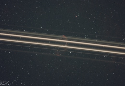 NGC 6888 na tle samolotu